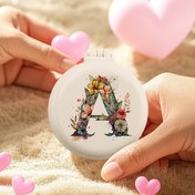 Resim 1 Adet Çiçekli Harfli Mini Hava Yastıklı Tarak - Ayna ile Taşınabilir Katlanabilir Saç Fırçası, Kızlar için Kompakt Seyahat Gerekliliği, Kamp ve Yolda Stil için İdeal, Seyahat Saç Fırçası | Kompakt Ayna Dahil | Abs Plastik Tarak, Mini Saç Fırçası 