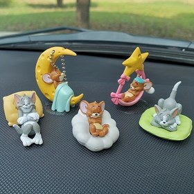 Resim WB Resmi Lisanslı Tom & Jerry Araba Gösterge Paneli Dekoru - Sevimli PVC Figürleri Tom, Jerry, Spike ve Daha Fazlası ile - Arkadaşlar, Aile veya Doğum Günü Hediyeleri için Eğlenceli Karikatür Temalı Pencere Süsleri 