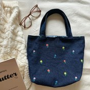 Resim Kadınlar İçin Çiçek Nakışlı Polyester El Çantası - Lacivert Günlük Kullanım, Yapma Kapatmalı Yazlık Plaj Çantası, Öğrenciler ve Tatil Gezileri için Makinede Yıkanabilir, Şık ve Kolay Bakımı Olan Hafif Moda Çanta 