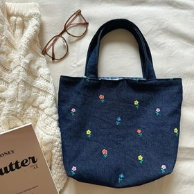 Resim Kadınlar İçin Çiçek Nakışlı Polyester El Çantası - Lacivert Günlük Kullanım, Yapma Kapatmalı Yazlık Plaj Çantası, Öğrenciler ve Tatil Gezileri için Makinede Yıkanabilir, Şık ve Kolay Bakımı Olan Hafif Moda Çanta 