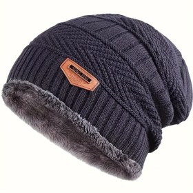 Resim Erkekler için Polar Astarlı Örgü Bere, Pompon ve Suni Deri Yama ile - Kalınlaştırılmış Kulak Koruma Kış Şapkası, Dış Mekan Bisikleti, Rahat Stil, İdeal Hediye için Dar Bireyler için, 4 Renkte Mevcut: Siyah, Deniz Mavisi, Kahverengi, Mor 