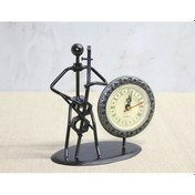 Resim Metal Saatli Keman Çalan Müzisyen 