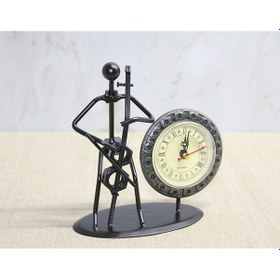 Resim Metal Saatli Keman Çalan Müzisyen 