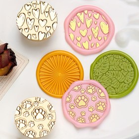 Resim 1 adet Dokulu Seri Mum Mühür Damgası Bakır Başlıklı, Kedi Pati / Kalp / Iskelet / Mektup Desenleri, Pirinç Oyma, DIY Selam Kartları, Zarf, Davetler ve Mühürleme Süslemeleri için Uygun, 2.5cm/0.98in, Mum Dahil Değil 