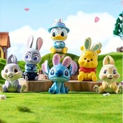 Resim 1 adet Disney Stitch & Winnie the Pooh Chibi Tarzı Sevimli Koleksiyonluk Figür - Rastgele Karakter Masaüstü Dekoru, Aile ve Arkadaşlar için Paskalya Doğum Günü Mezuniyet Hediyesi, Araba Kitaplık Yatak Odası Ofis Süslemeleri 