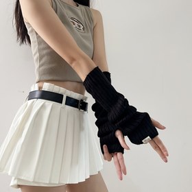 Resim Sonbahar ve Kış için Örülmüş Kol Isıtıcıları, Çok Yönlü ve Dekoratif, Kumaş Etiketleri ve Parmaksız Eldivenler ile. 