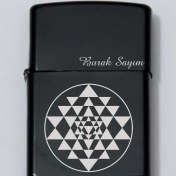 Resim Ada Lazer Kişiye Özel Sri Yantra Sembollü Metal Benzinli Çakmak 
