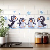 Resim 1 Adet Sevimli Su Oyunu Yapan Penguen Duvar Sticker - Mavi ve Beyaz PVC Dekor, Mutfak Banyo Duvar Süsü için Uygun, Yapıştır-Kopar Tasarım, Canlı Renklerde Penguen Çıkartması 
