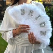 Resim 1 Zarif 16 Yapraklı Gelin Fanı - "BRIDE" Yazısı ile Beyaz Tüy El Fanı, Düğünler, Gelinlik Partileri ve Gelin Kutlamaları için Uygun, Kadınlar Partisi ve Düğün Dekorasyonları için Mükemmel, Etkinlik Soğutma Aksesuarı | Moda Gelin Fanı | İncelikli Kağıt Klipsi Fanı 