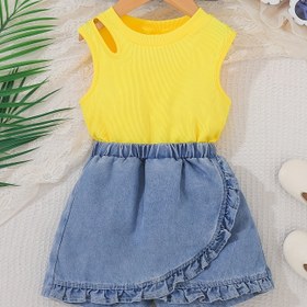 Resim Küçük Kızlar İçin Düz Renkli Kabartmalı Düzensiz Boşluks Tank Üstü ve Şık Kıvrımlı Kenarlı Kot Şortlu, Dış Mekan İçin Moda Şort Kıyafeti 
