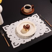 Resim 2 adet/4 adet/6 adet, Avrupa Klasik Beyaz Nakışlı Kesim Placematlar Zarif El İşçiliği ve Simetrik Desenlerle, Vintage ve Romantik Dokunuşlu Şık ve Lüks Tasarım, Yıkanabilir Kaymaz Masa Matları Yemek Masaları için Uygun, Kahve Masası Dekorasyonu, Noel, Yeni Yıl, Düğün, Şükran Günü vb. Bayram Ortamları İçin Mükemmel 