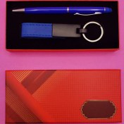 Resim Kırmızı Kutulu Lacivert Anahtarlık ve Kalem Seti 