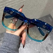 Resim Kadınların günlük kıyafetleri için uygun olan, kadınların kare plastik büyük rahat trend gözlükleri. 