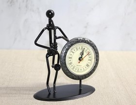 Resim Metal Saatli Saksafon Çalan Müzisyen 