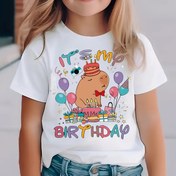 Resim Sevimli Kapibara Doğum Günü Partisi Grafik Tişört - "It'S My Birthday" Tasarımı Balonlar, Kek ve Hediyeler ile, Yaz için Yumuşak Siyah Tişört, Rahat Crew Neck, Rahat ve Şık, Rahat Yaz Giyim | Eğlenceli Tasarım | Rahat Uygunluk, Doğum Günü Partisi Tişörtleri 