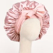 Resim Ayarlama Bağ Bandı & Fiyonk Aksanlı Lüks Pembe Saten Bonnet - Kadınlar & Erkekler için Yumuşak Saç Koruma, Rahat Fırfırlı Tasarım ile Sıkı Oturuş, Saç Koruma | Saten Kap | Pürüzsüz Saten Bitiş 