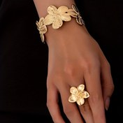 Resim Boho Şık Tarz 2 Parça Kadın Takı Seti – Günlük ve Ziyafet Etkinlikleri İçin Ayarlanabilir Açık Çiçek Desenli Demir Bileklik ve Yüzük Seti 