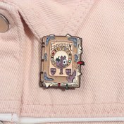 Resim 1 adet Enchiridion Kitap Broşu Pimi, Alaşımlı Çizgi Film Punk Stili Metal Rozet, Sırt Çantası ve Giyim İçin Macera Hikayesi Rozeti, Günlük ve Hediye Durumu Aksesuarı, Tüm Sezon Unisex Pimi 