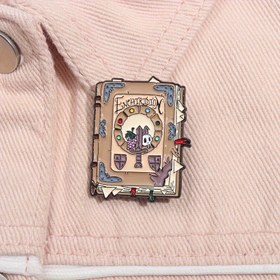 Resim 1 adet Enchiridion Kitap Broşu Pimi, Alaşımlı Çizgi Film Punk Stili Metal Rozet, Sırt Çantası ve Giyim İçin Macera Hikayesi Rozeti, Günlük ve Hediye Durumu Aksesuarı, Tüm Sezon Unisex Pimi 
