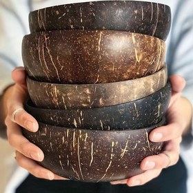 Resim El yapımı Hindistan cevizi kabuğu salata kasesi seti, ahşap kaşıklarla - Sürdürülebilir, salata, meyve ve tahılları servis etmek için mükemmel (2'li paket) 