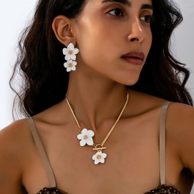 Resim Şık ve zarif çiçek kolye ve küpe takımı, kadınların günlük buluşmaları, partileri, festivalleri ve seyahatleri için uygun 