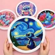 Resim Stitch Diamond Painting Kit - 5D DIY Yuvarlak Taşlı Mozaik Sanat Çerçeveli, Canlı Ev Dekorasyonu El Sanatları, Lilo & Stitch Sahneleriyle Stitch'i Öne Çıkarır, DIY El Sanatları Kiti | Eğlenceli Tasarım | Tam Kapsama Tuval, El Sanatları Kiti 