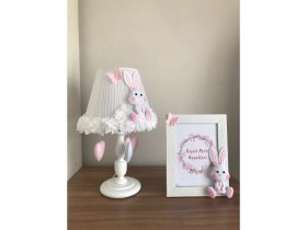 Resim Keçeli Parti Hayalleri Bebe Çocuk Odası Avize Abajur ve Çerçeve Tavşan Açık Pembe Beyaz Set 