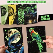 Resim 4 adet Karanlıkta Parlayan Çizik Sanat Kartı Seti - Renkli Tasarımlarla Canlı DIY Boyama Kitabı, Ofis Rahatlaması, Okul Ödülleri ve Yaratıcı Hediyeler için İdeal, Aslan, Kaplan, Köpekbalığı ve Parrot ile 