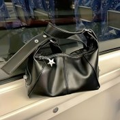 Resim Kadınlar İçin Şık Siyah Crossbody Tote Çanta - Yıldız Zincir Detaylı, Fermuarlı ve Polyester Astarlı Trend Omuz Çantası, Günlük Kullanım İçin Mükemmel, Güvenli Seyahat Çantası | Şık Modern Tote | Parlak Bitiş 