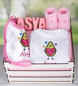 Resim Ejoya Ahşap Sandıkta Kişiye Özel Zıbın Önlük Taş Isimlik Ve Patik Bebek Hediye Seti 109421 