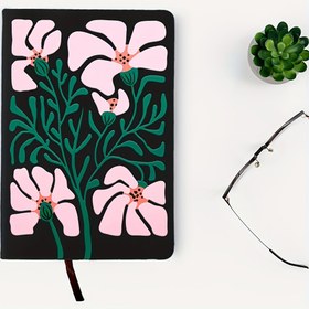 Resim A5 Premium Sert Kapak Defter Bir Parça - Şık Bir Bant ve Kalem Tutucu ile 200 Sayfa Göz Dostu Kağıt İçerir - Dört Renk Seçeneği ile Mevcuttur - Kişisel Kullanım veya Hediye Olarak Mükemmel, 5.7 x 21.34 cm Ölçülerinde. 