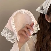 Resim Beyaz üçgen desenli, polyesterden üretilmiş, plaj giyimine ve her zaman moda için ideal, çok fonksiyonlu bir baş bandı olan Bohem Dantel Baş Bandı - Şık ve Trendy Aksesuarlar 