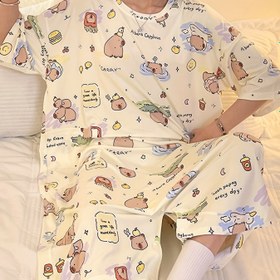 Resim 90.72 KG'a kadar giyilebilen büyük boyutlu kadın pijaması. Rahat tek parça iki amaçlı çizgi film baskılı pijama - Pijama veya tek parça pijama olarak giyilebilir - Dört düğmeli tasarım - Yuvarlak yaka kısa kollu tek parça pijama, her iki tarafında cepler var 