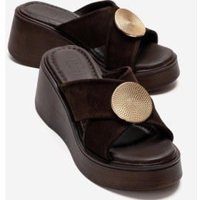Resim Luvishoes Fıanna Kahverengi Süet Hakiki Deri Tokalı Çapraz Bantlı Kadın Dolgu Topuklu Terlik 