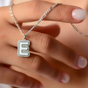 Resim Papatya Silver 925 Ayar Gümüş Rodyum Kaplama Beyaz Mineli E Harf Figaro Zincir Kadın Kolye 