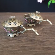 Resim 2 Adet "Kar Arayan Erik Çiçeği Tütsülük" - Emaye Yeşim Erik Çiçeği, Elde Taşınabilir Buzlu Koku; "Dolaşan Dere Erik Çiçeği Tütsülük" - Taşınabilir Davet İncisi, "Noel Pembe Erik Tütsüsü"; "Endişe Giderici" - Avuçta Erik Çiçeği Beş Dakikalık Meditasyon Aleti, "Sevgililer Günü Birleşme Tütsüsü" - İkili Bağlı Erik Dalı Pembe Emaye Tütsülük 