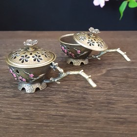 Resim 2 Adet "Kar Arayan Erik Çiçeği Tütsülük" - Emaye Yeşim Erik Çiçeği, Elde Taşınabilir Buzlu Koku; "Dolaşan Dere Erik Çiçeği Tütsülük" - Taşınabilir Davet İncisi, "Noel Pembe Erik Tütsüsü"; "Endişe Giderici" - Avuçta Erik Çiçeği Beş Dakikalık Meditasyon Aleti, "Sevgililer Günü Birleşme Tütsüsü" - İkili Bağlı Erik Dalı Pembe Emaye Tütsülük 