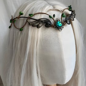 Resim 1 adet Gotik Elf Taç Başlık - Yeşil Yapraklı ve Mavi Taşlı Koyu Elf Rönesans Festivali Kostümü Aksesuarı, Alüminyum Malzeme ile Kostüm, Düğün ve Temalı Partiler için Gotik Aksesuarlar, Düğün Başlığı, Fantezi Başlığı, İncelikli El Sanatları 