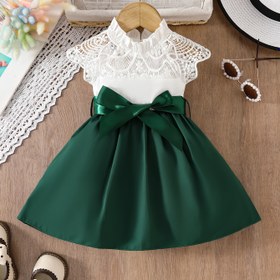 Resim 2 yaşındaki kızlar için yaz iki parçalı takım, düz renkli dokuma rahat elbise ve dantel detaylı, eşleşen kemer ile. 