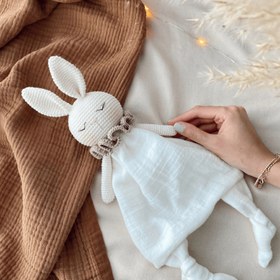 Resim Amigurumi Tavşan Müslin Uyku Arkadaşı - Krem Müslin Kahve Yaka 