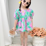 Resim Kızlar için Çiçek Desenli Yazlık Kıyafet - Puf Kollu Üst ve Yüksek Bel Şort Takımı, Canlı Pembe ve Yeşil Çiçek Deseni, Tatil, Günlük Giyim ve Yaz Gezileri için Mükemmel, Tatil Giyimleri | Eğlenceli Tasarım | Canlı Baskı, Çiçek Desenli Giyim 