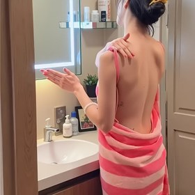 Resim Rahat Korall Fleece Banyo Havlusu Elbise - Ayarlanabilir Kurdele, Anti-Statik, Sıcaklık Tutma, Pembe ve Beyaz Çizgili, Kışlık Giyim için Mükemmel, Makinede Yıkanabilir, Noel Plaj Teması, Noel Banyo 
