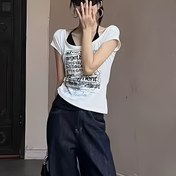 Resim Kadınların Seksi Halter Boyunlu T-Shirt'i - Retro Mektup Baskısı, Kısa Kollu, Renk Blok Tasarımı, Yazlık Rahat Üst, Rahat Kıyafetler İçin, Çok Yönlü Giyim | Trendy Rahat Stil | Cesur Grafik Baskı 