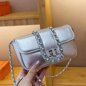 Resim Kadın Mini Çapraz Çanta - Kapak Kilitli Çanta, Zincir Askı, Kompakt Günlük ve Resmi İş Çantası, Seyahat, Alışveriş - Dayanıklı Sentetik Çanta Gümüş Gri, Çapraz Çanta, Seyahat Aksesuarı, Şık Tasarım, Dokulu Bitiş, Çok Yönlü Aksesuar, Moda Severler, İş Çantası, Modern Çanta, Yüksek Kaliteli Bitiş, Mesaj Çantası, Çalışan Kadınlar 