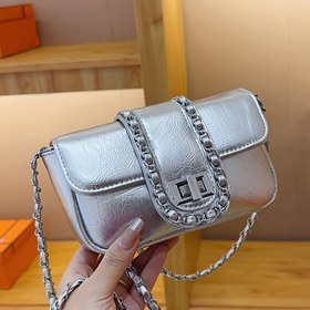 Resim Kadın Mini Çapraz Çanta - Kapak Kilitli Çanta, Zincir Askı, Kompakt Günlük ve Resmi İş Çantası, Seyahat, Alışveriş - Dayanıklı Sentetik Çanta Gümüş Gri, Çapraz Çanta, Seyahat Aksesuarı, Şık Tasarım, Dokulu Bitiş, Çok Yönlü Aksesuar, Moda Severler, İş Çantası, Modern Çanta, Yüksek Kaliteli Bitiş, Mesaj Çantası, Çalışan Kadınlar 