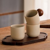 Resim Ahşap altlıklı vintage seramik kahve fincan ve tabak seti - latte, öğleden sonra çayı ve aromalı çay içecekleri için mükemmel - kafe dükkanları için ideal 