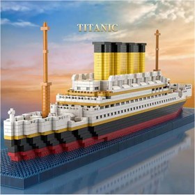 Resim Titanic'in detaylı modelini gösteren büyük bir yapı taşı oyuncak hediyesi, dekoratif gösterim için uygun ve ince parçacıklardan yapılmıştır. 