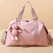 Resim Parlak Pembe Hafta Sonu Kaçamağı Duffel Çantası - Islak/Kuru Bölmeleri, Ayarlanabilir Omuz Askısı ve Sevimli Tavşan Süsü ile Büyük Kapasiteli Naylon Seyahat & Spor Yoga Çantası, İş Seyahatleri, Tatiller, Açık Hava Etkinlikleri, Kayak, Spor ve Plaj Kaçakları için Mükemmel, Oyunbaz Tavşan Tasarımlı Seyahat Çantası, Pürüzsüz Dokulu Yüzey 
