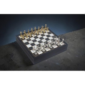 Resim Lüks Sandıklı Metal Satranç Takımı Krom Kaplama Pegasus Atları Figürler Mermer Desenli Zemin 20 Cm 