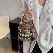 Resim Kadınlar İçin Rombo Desenli Kova Çanta - Tavşan Anahtarlık Aksesuarlı, Kahverengi/Beyaz/Siyah Crossbody Çanta, Altın Tonlu Kapak ve Fermuarlı, Çıkarılabilir Askılı Omuz/El Çantası, Seyahat Çantası | Şık Tasarım, El Çantası 